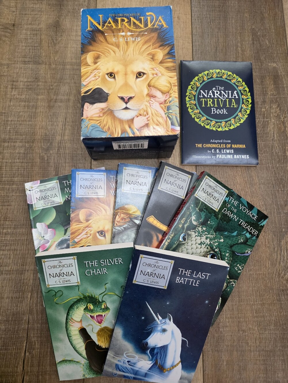 The Chronicles of Narnia Box Set with Trivia Book - Blue/Green Covers